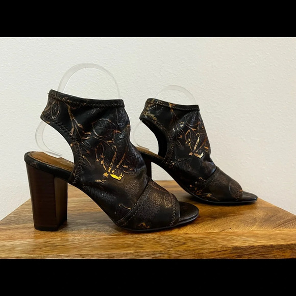 Patricia Nash Soft Gold Gilded Shootie Sandals - Picture 4 of 11